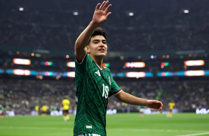 Gilberto Mora concluye la preparatoria tras el Mundial de Qatar