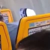 Pasajero queda parcialmente succionado tras desprendimiento de ventana en vuelo de Ryanair