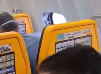 Pasajero queda parcialmente succionado tras desprendimiento de ventana en vuelo de Ryanair