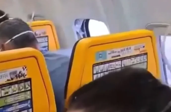Pasajero queda parcialmente succionado tras desprendimiento de ventana en vuelo de Ryanair