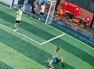 Futbolista sufre fractura cervical tras intento fallido de chilena en partido amateur en Argentina