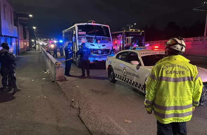 Asesinan a pasajero durante asalto en camión sobre la carretera México-Puebla