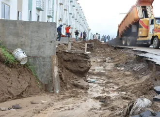 Deslave afecta viviendas en Veracruz tras lluvias; obra entregada en enero por Claudia Sheinbaum