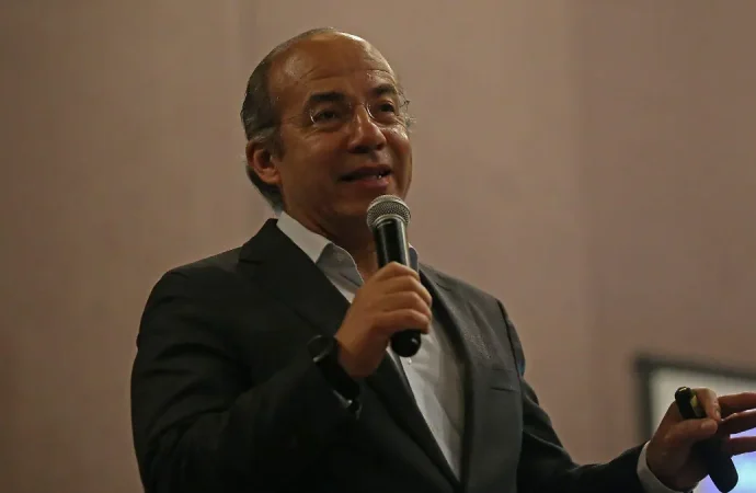 Felipe Calderón advierte que México enfrenta un deterioro institucional similar al de Venezuela