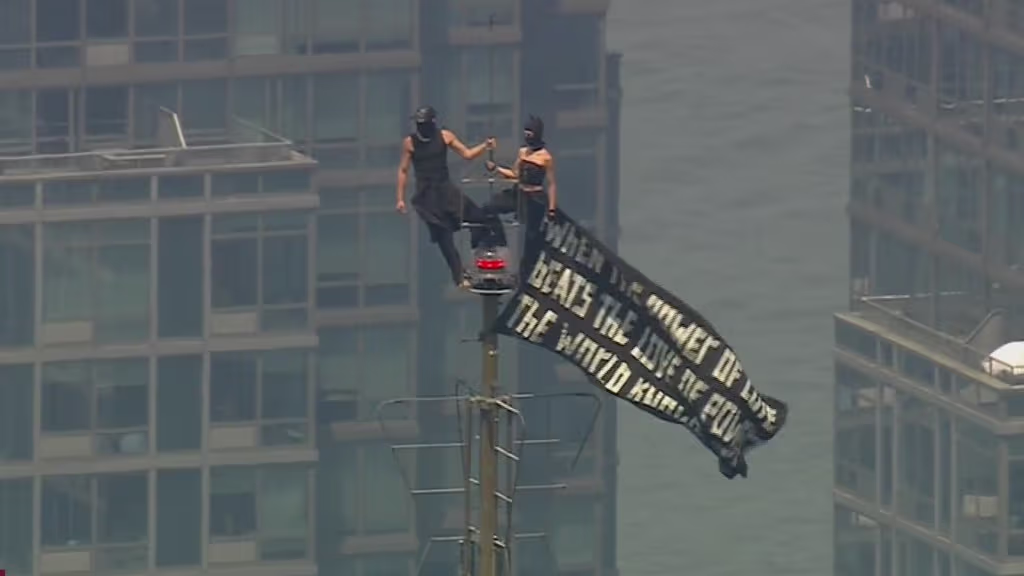 Dos personas escalan el Empire State Building para protestar por la paz y proponerse matrimonio