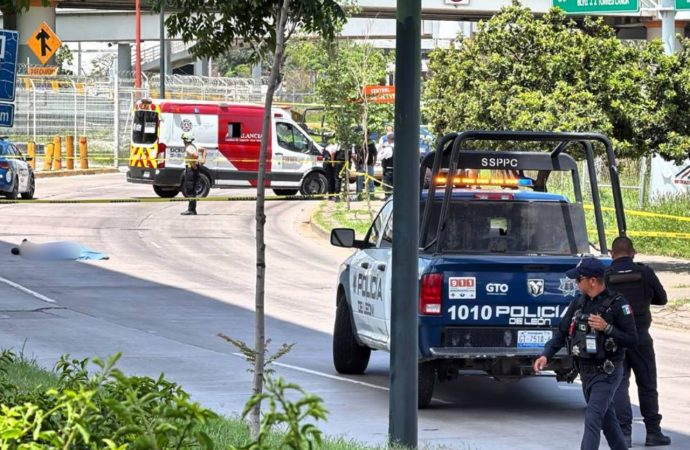 Policía Vial de León fallece tras saltar del puente del libramiento José María Morelos
