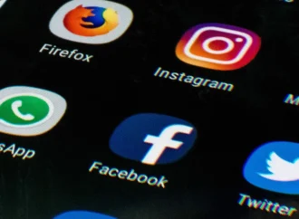 Francia prohíbe el acceso a redes sociales a menores de 15 años para proteger a la infancia