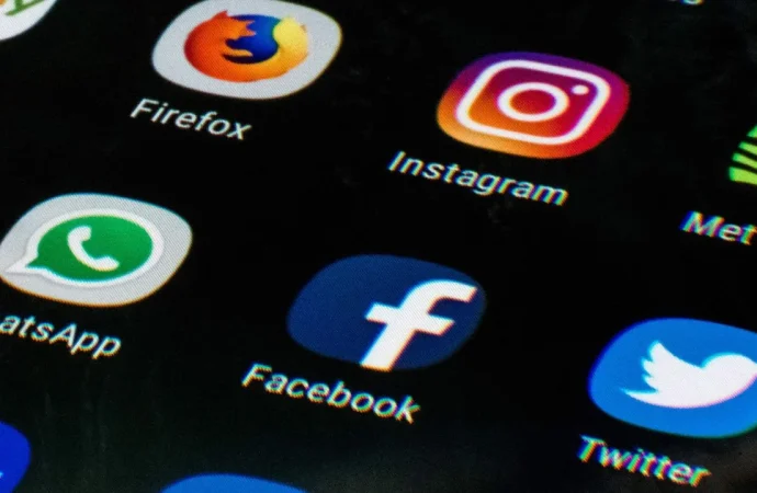 Francia prohíbe el acceso a redes sociales a menores de 15 años para proteger a la infancia