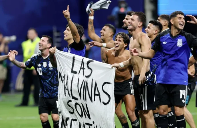 Las Malvinas son argentinas: Albiceleste exhibe manta tras eliminar a Inglaterra